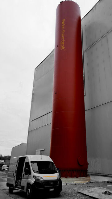 Am Samstag-Morgen 28. März 2026: der 25 m hohe Wärmespeicher ist definitiv versetzt. Er dient künftig mit seinem Nutzinhalt von 320 m3 einem Produktionsunternehmen der Lebensmittelindustrie zur Rückgewinnung von Abwärme.